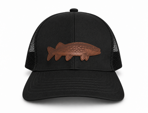 Czarna czapka trucker z rybną naszywką.png