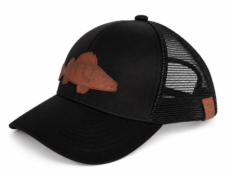 Czarna czapka trucker z rybąapele.png