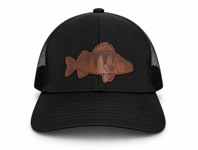 Czarna czapka trucker z rybą (1).png